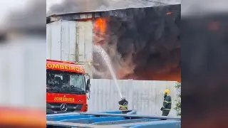 Galpão pega fogo próximo ao aeroporto de Navegantes - 2