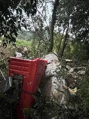 Motorista morre após caminhão tombar em córrego - 1