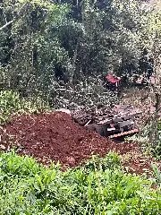 Motorista morre após caminhão tombar em córrego - 2