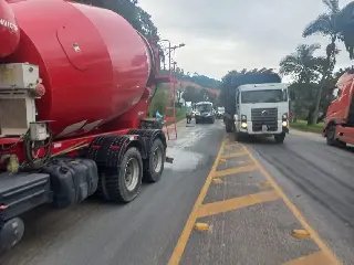 Passageiro fica ferido em colisão entre caminhões na Ivo Silveira - 1