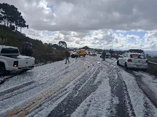 Tempestade de granizo provoca acidente com cinco veículos  - 5