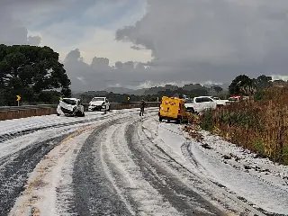Tempestade de granizo provoca acidente com cinco veículos  - 1