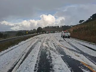 Tempestade de granizo provoca acidente com cinco veículos  - 3