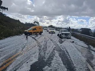Tempestade de granizo provoca acidente com cinco veículos  - 6