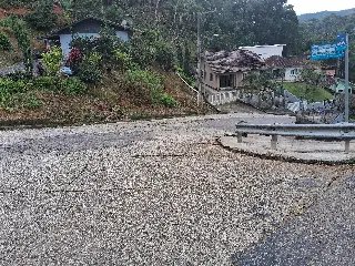 (VÍDEO) Desníveis e buracos dificultam tráfego em rua do bairro Nova Brasília - 2