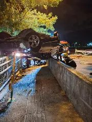 Carro capota e fica suspenso em grade após acidente fatal em SC - 1