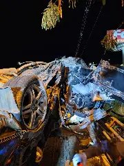 Carro capota e fica suspenso em grade após acidente fatal em SC - 2