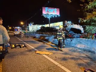 Carro capota e fica suspenso em grade após acidente fatal em SC - 3