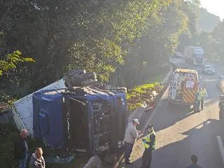 Caminhão sai da pista e acaba tombando na rodovia - 1