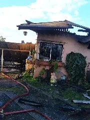 Casa é destruída por incêndio e bombeiros precisam de 20 mil litros de água para conter chamas - 2