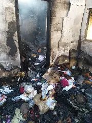 Casa é destruída por incêndio e bombeiros precisam de 20 mil litros de água para conter chamas - 1