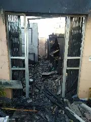 Casa é destruída por incêndio e bombeiros precisam de 20 mil litros de água para conter chamas - 9