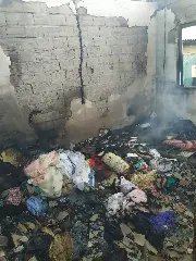 Casa é destruída por incêndio e bombeiros precisam de 20 mil litros de água para conter chamas - 10
