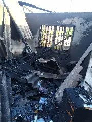 Casa é destruída por incêndio e bombeiros precisam de 20 mil litros de água para conter chamas - 5