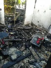 Casa é destruída por incêndio e bombeiros precisam de 20 mil litros de água para conter chamas - 6