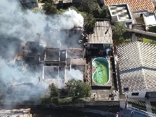 Casa é destruída por incêndio e bombeiros precisam de 20 mil litros de água para conter chamas - 11