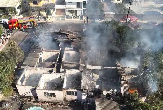 Casa é destruída por incêndio e bombeiros precisam de 20 mil litros de água para conter chamas - 7