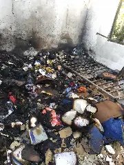 Casa é destruída por incêndio e bombeiros precisam de 20 mil litros de água para conter chamas - 8