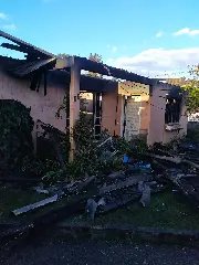 Casa é destruída por incêndio e bombeiros precisam de 20 mil litros de água para conter chamas - 3