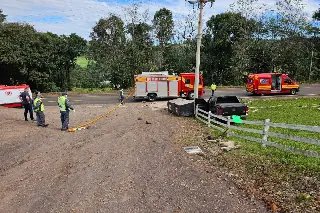 Caminhonete vira armadilha elétrica após bater em poste na SC-163 - 1