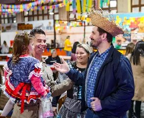 Mesmo com chuva e frio, 3º Arraiá Solidário esquenta corações no Pavilhão da Fenarreco - 9