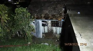 incêndio atinge casa de madeira e deixa homem ferido - 1