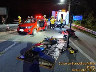 Homem fica ferido após colisão entre dois carros - 1