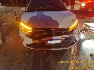 Homem fica ferido após colisão entre dois carros - 2