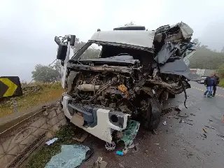 Acidente entre caminhão e carreta deixa dois feridos na Serra da Santa - 1