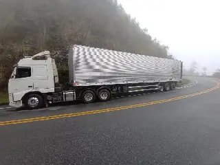 Acidente entre caminhão e carreta deixa dois feridos na Serra da Santa - 2