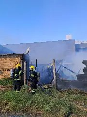 Incêndio deixa rastro de destruição e afeta mais de 20 moradores - 4