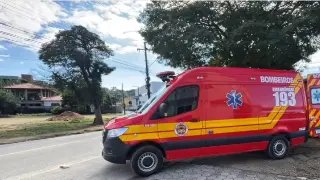 Trabalhando em casa, homem sofre corte profundo na coxa - 2