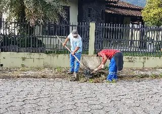 Mutirão de limpeza de bocas de lobo é realizado na São Pedro - 3