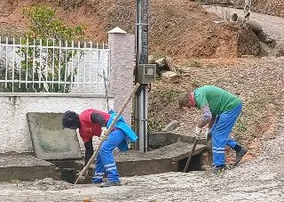 Mutirão de limpeza de bocas de lobo é realizado na São Pedro - 1