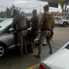 Bebê de 5 meses é salva por policiais após ficar trancada em carro  - 1