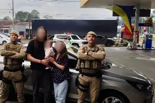 Bebê de 5 meses é salva por policiais após ficar trancada em carro  - 3