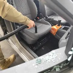 Bebê de 5 meses é salva por policiais após ficar trancada em carro  - 2