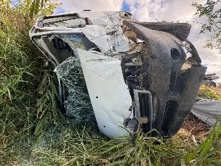 Acidente entre dois carros deixa três pessoas feridas - 3