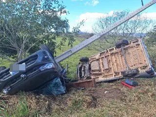 Acidente entre dois carros deixa três pessoas feridas - 1