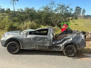 Acidente entre dois carros deixa três pessoas feridas - 2