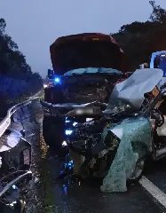 Homem morre e crianças ficam feridas após batida entre carro e caminhonete - 1