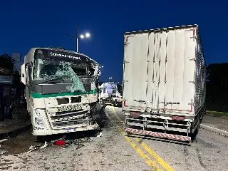 (VÍDEO) Caminhão e carreta batem de frente na Avenida Bepe Rosa - 5