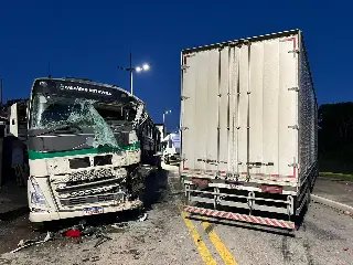 (VÍDEO) Caminhão e carreta batem de frente na Avenida Bepe Rosa - 6
