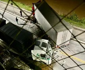(VÍDEO) Câmera flagra momento da batida entre carreta e caminhão - 3