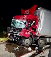 (VÍDEO) Câmera flagra momento da batida entre carreta e caminhão - 1