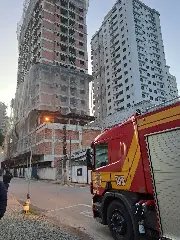 Desabamento de muro atinge casa e morador fica ferido enquanto dormia - 3