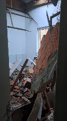 Desabamento de muro atinge casa e morador fica ferido enquanto dormia - 1