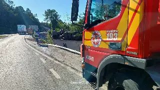 Motorista fica ferido após caminhão sair da pista na BR-470 - 1