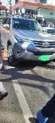 Idosa é atropelada e fica gravemente ferida após ficar presa sob carro - 1