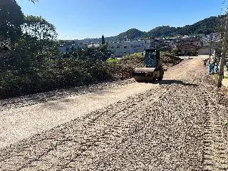Rua em Dom Joaquim começa a receber preparação para ser asfaltada - 1